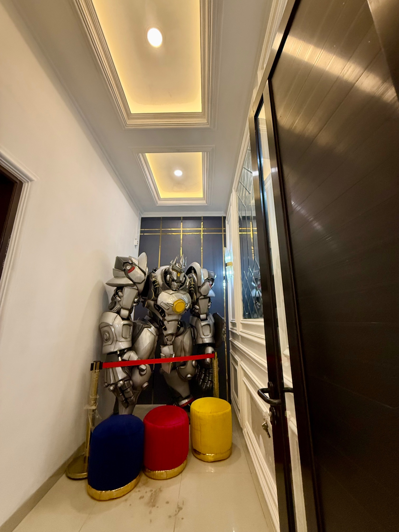 Lorong klinik dengan patung robot untuk berfoto