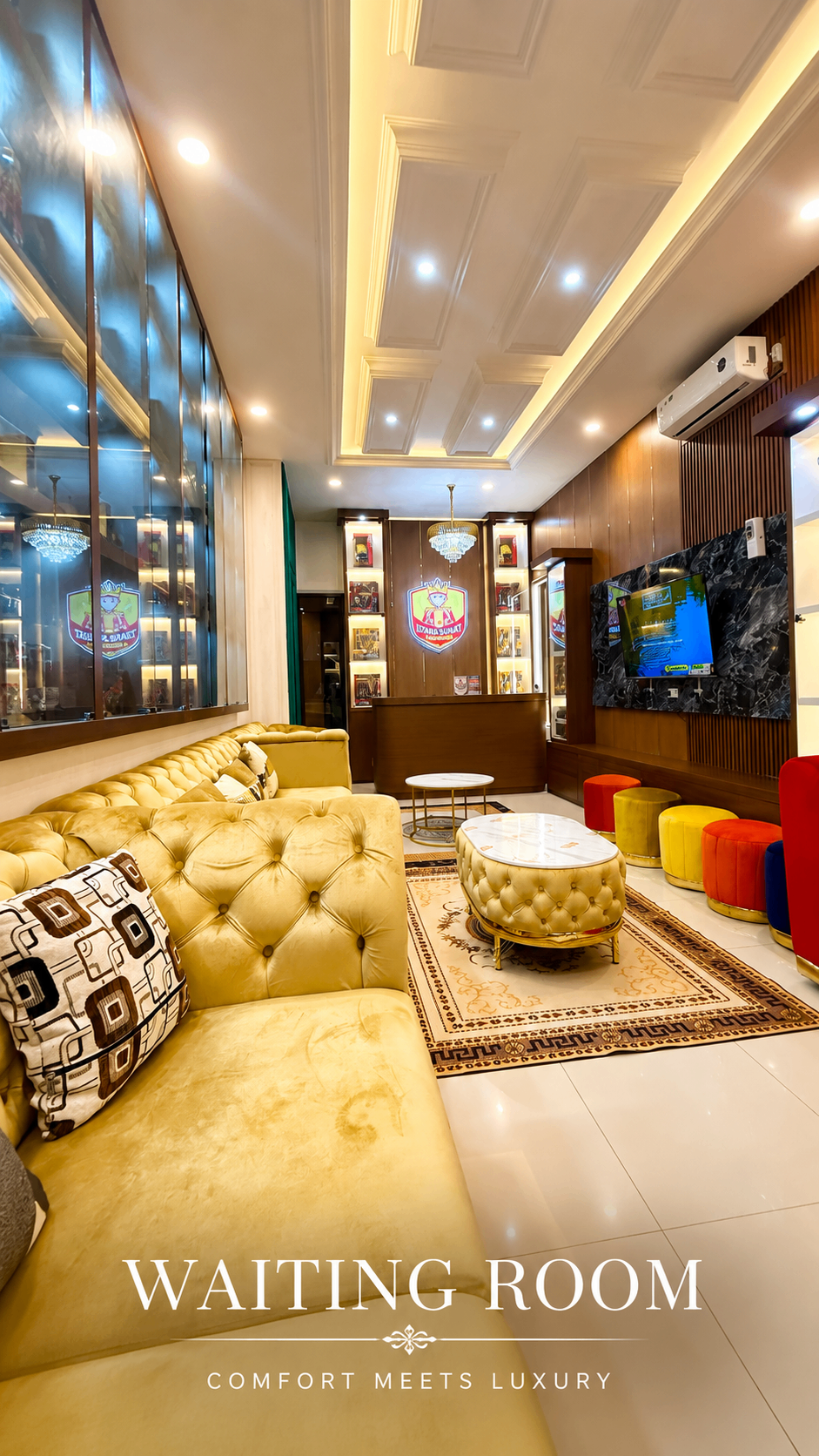 Ruang tunggu klinik dengan sofa mewah dan TV