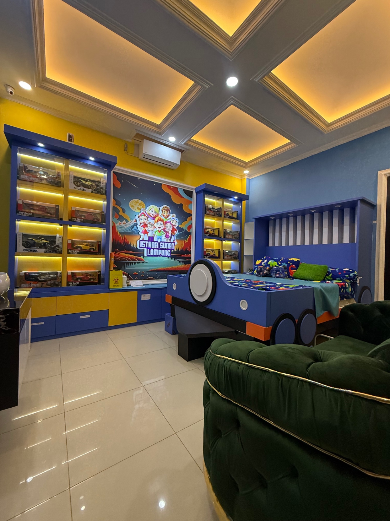 Ruang tindakan bertema kids room dengan bed mobil